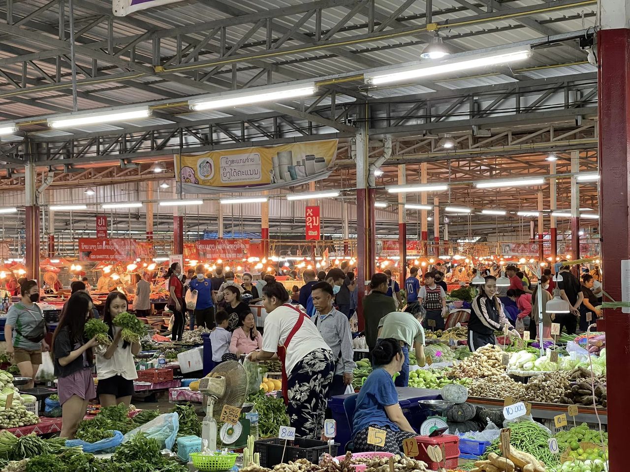 Lệ thuộc vào hàng nhập khẩu khiến lạm phát ở Lào tăng cao