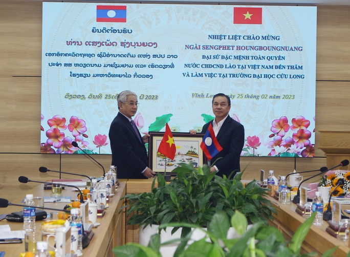 Đại sứ của Lào tại Việt Nam thăm và làm việc tại Trường ĐH Cửu Long