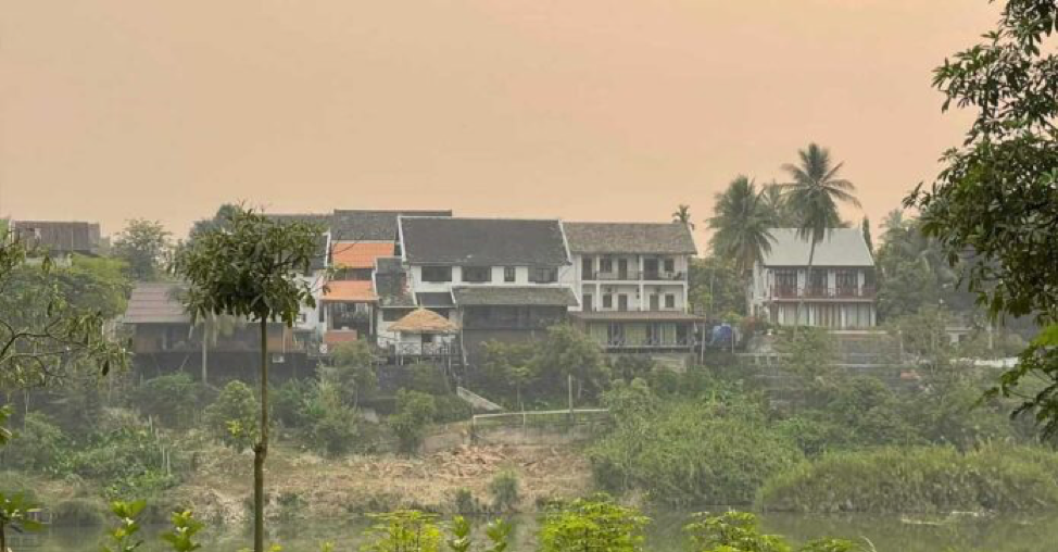 Hiện tượng đốt rơm rạ gây ô nhiễm khói bụi tại Luang Prabang