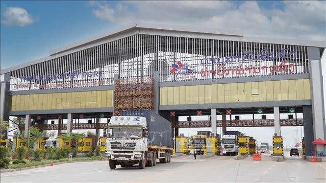 Kim ngạch thương mại Việt Nam-Lào tăng vượt kỳ vọng