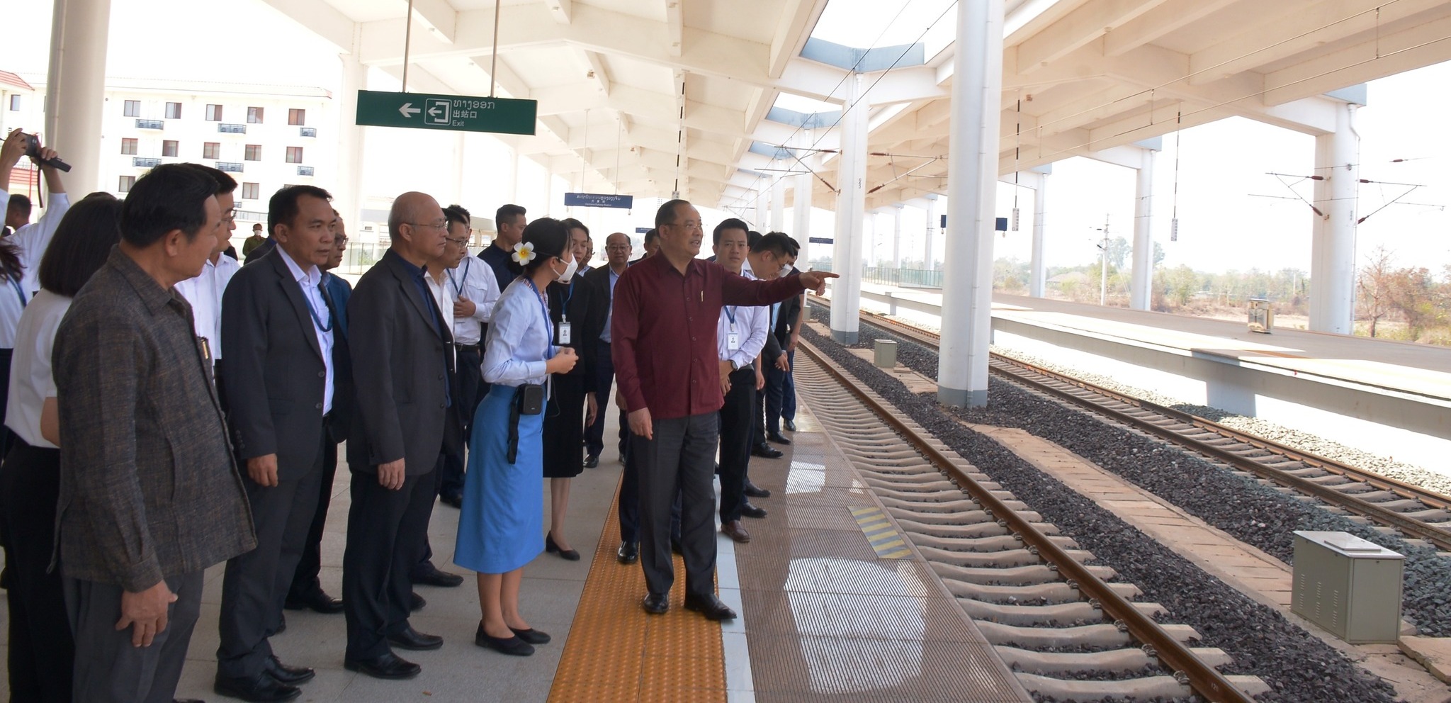 Bình quân hơn 4.000 khách đi tàu điện Lào-Trung mỗi ngày