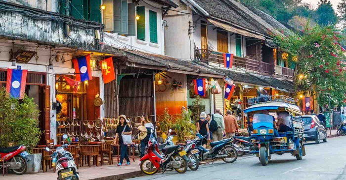 Khách du lịch đến Luang Prabang tăng đột biến
