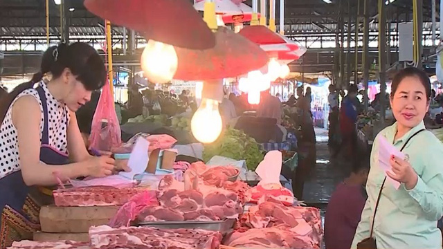 Lào tạm dừng nhập khẩu thịt lợn từ Việt Nam và các nước đang có dịch