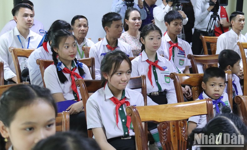 Trao 100 suất học bổng Vừ A Dính cho con em kiều bào tại Lào ảnh 2