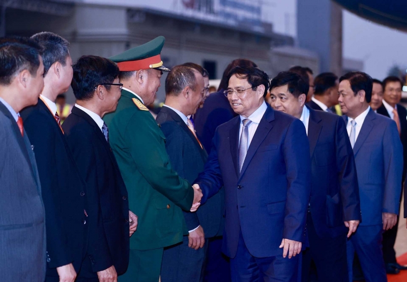 Thủ tướng tới thủ đô Vientiane, dự Hội nghị cấp cao Ủy hội sông Mekong quốc tế