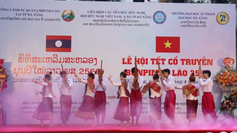 Thắm tình hữu nghị tại Lễ hội Tết cổ truyền Bunpimay Lào