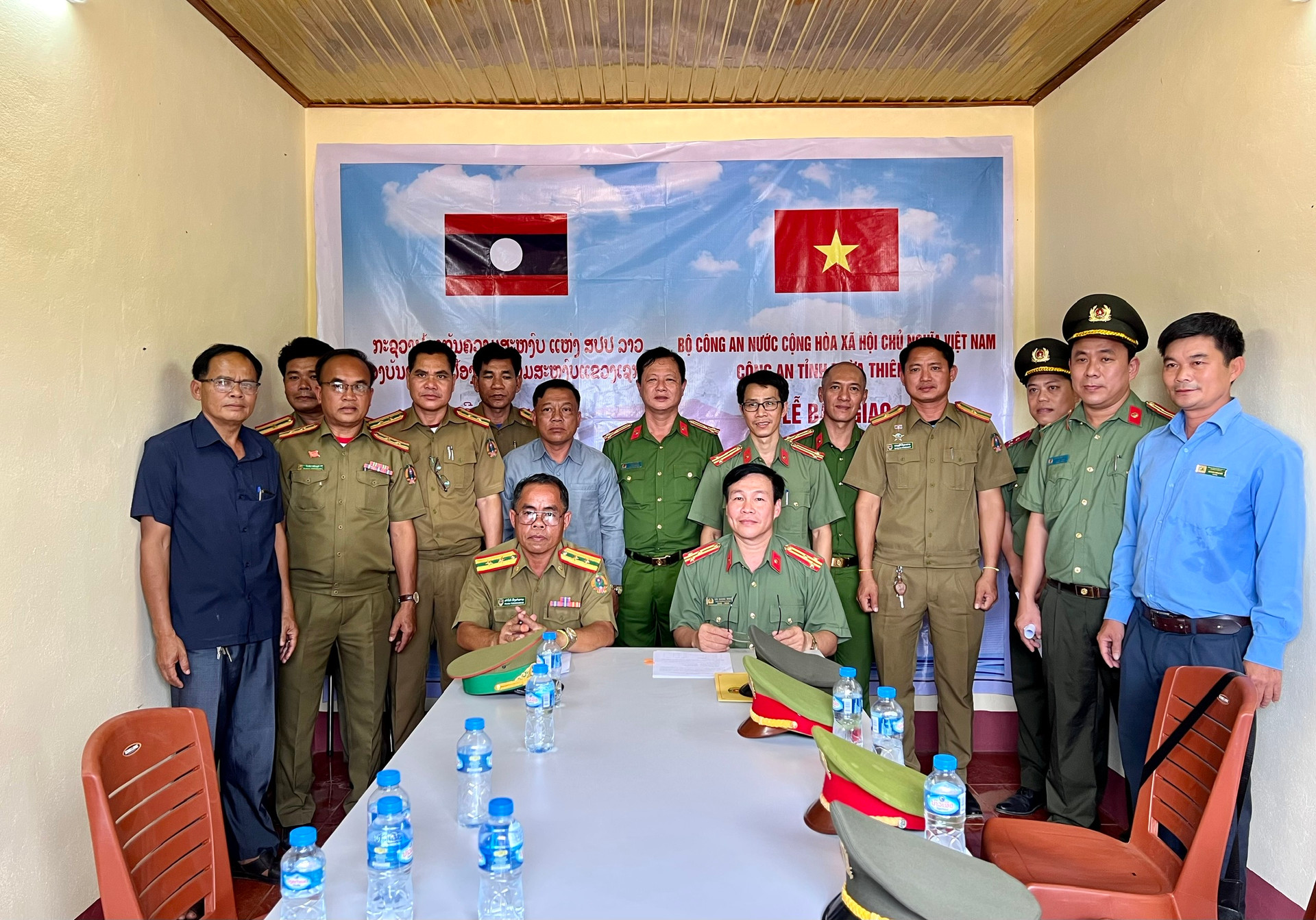 Khánh thành 3 trụ sở làm việc cho Công an nước bạn Lào