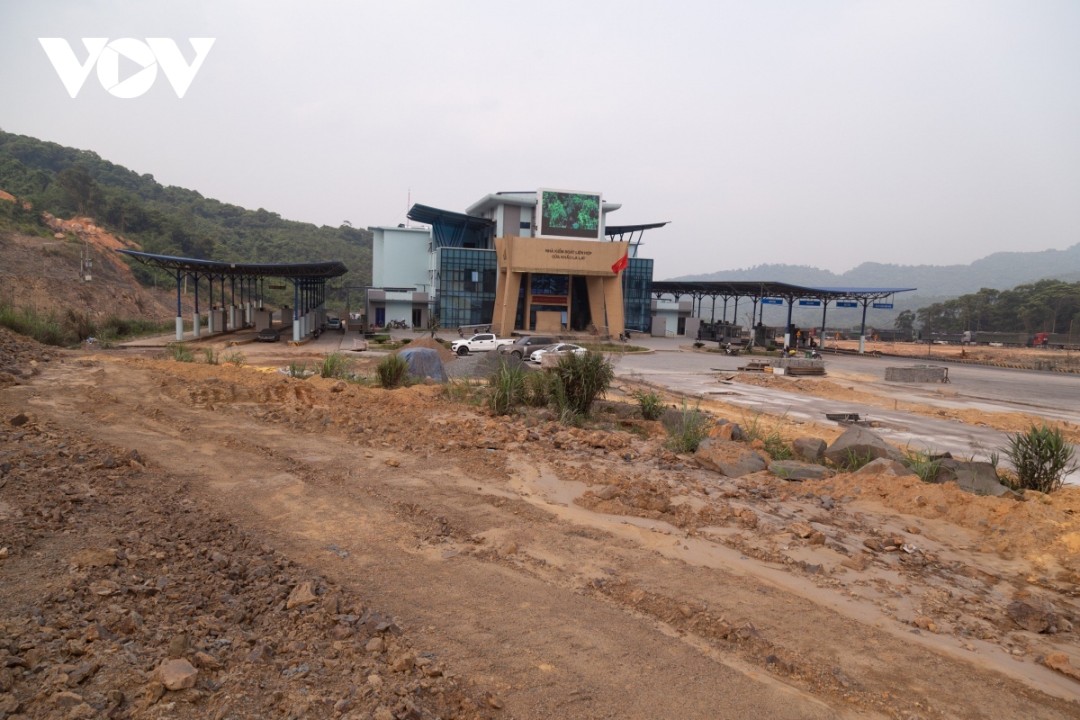 xe hàng ùn ứ kéo dài tại cửa khẩu quốc tế la lay, quảng trị hình ảnh 2 xe hang un u keo dai tai cua khau quoc te la lay, quang tri hinh anh 2