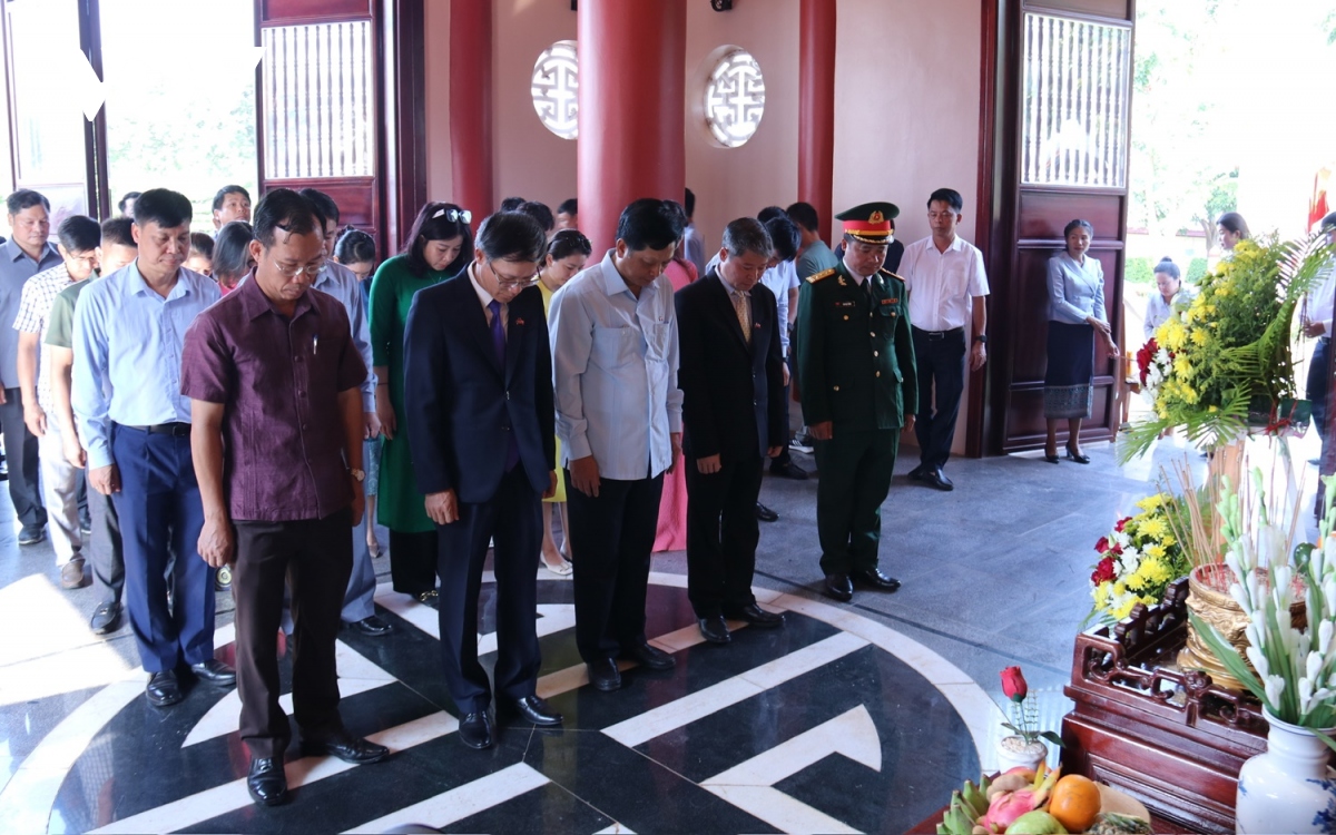 Dâng hương tưởng niệm Chủ tịch Hồ Chí Minh tại Lào