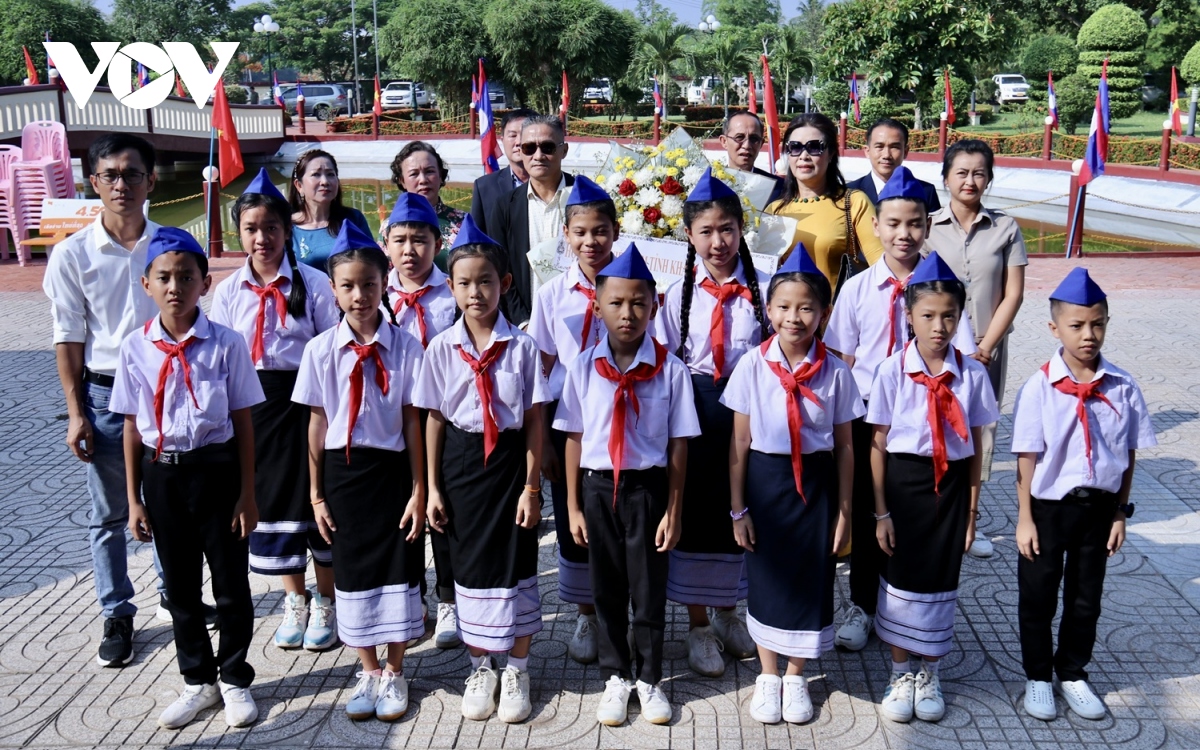 dâng hương tưởng niệm chủ tịch hồ chí minh tại lào hình ảnh 2 dang huong tuong niem chu tich ho chi minh tai lao hinh anh 2