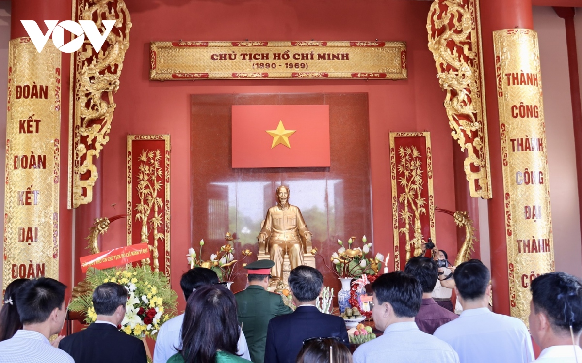 dâng hương tưởng niệm chủ tịch hồ chí minh tại lào hình ảnh 3 dang huong tuong niem chu tich ho chi minh tai lao hinh anh 3