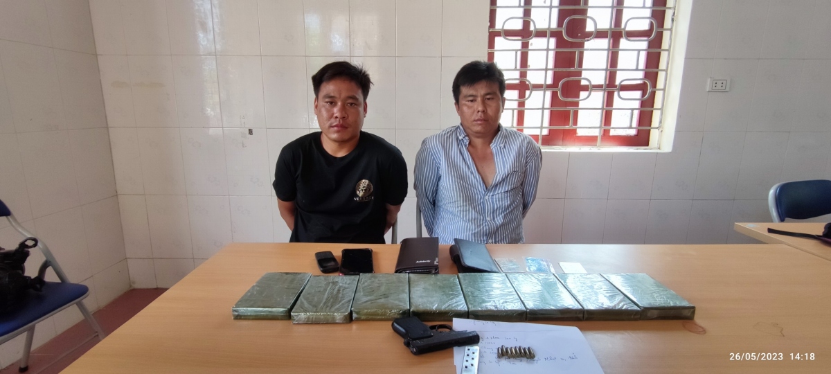 Bắt 2 đối tượng có súng mang 8 bánh heroin từ Lào sang Việt Nam