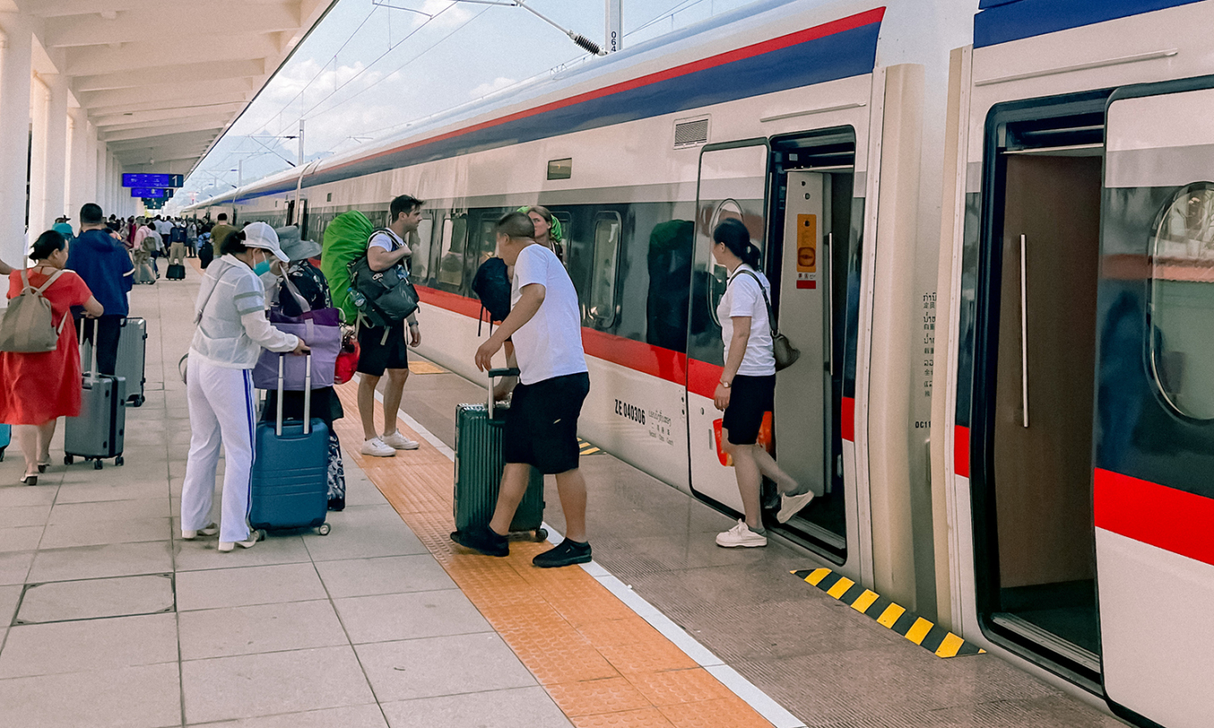 Du lịch ba thành phố ở Lào bằng tàu cao tốc