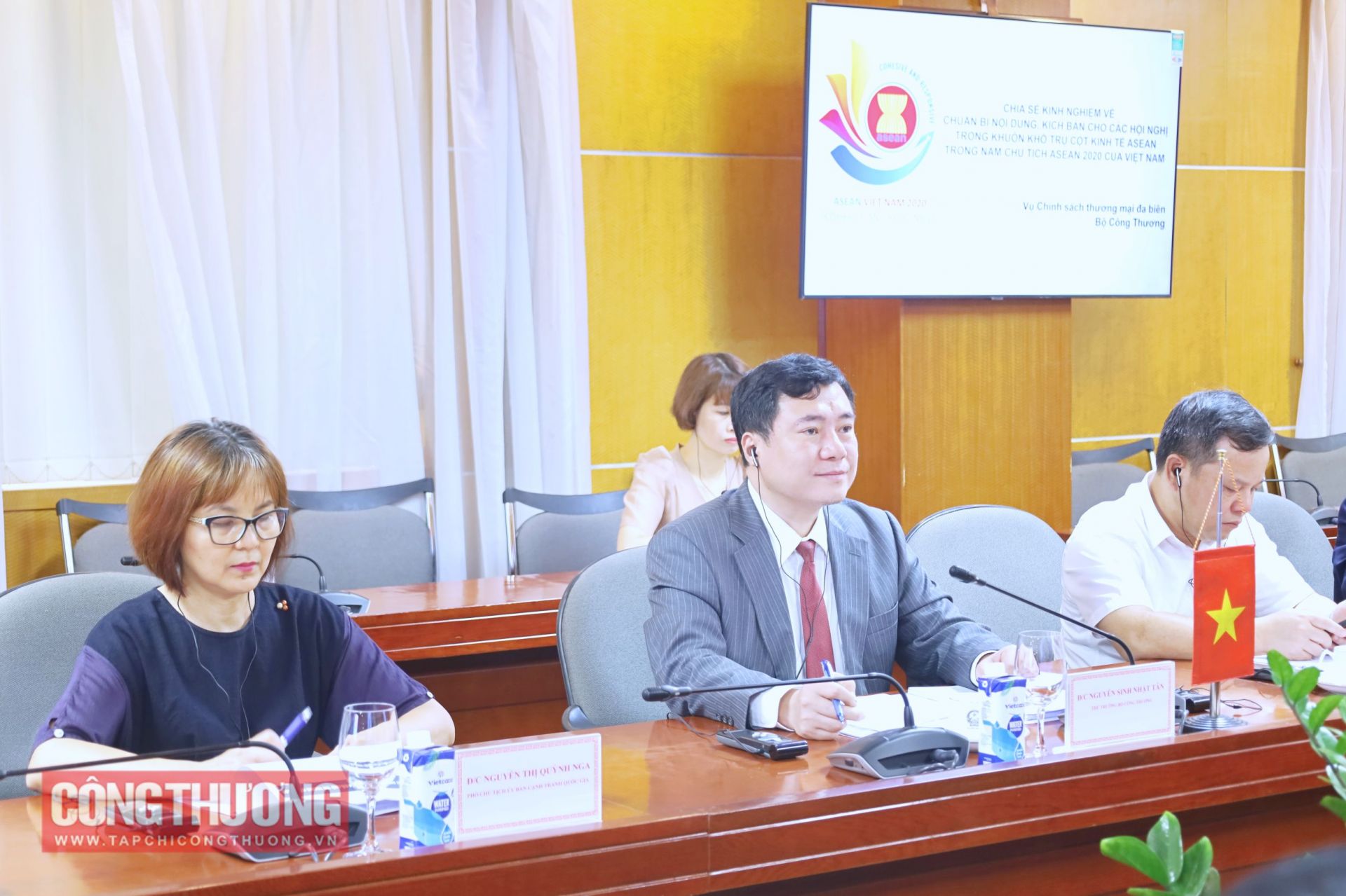 Thứ trưởng Nguyễn Sinh Nhật Tân tiếp đoàn Bộ Công Thương Lào