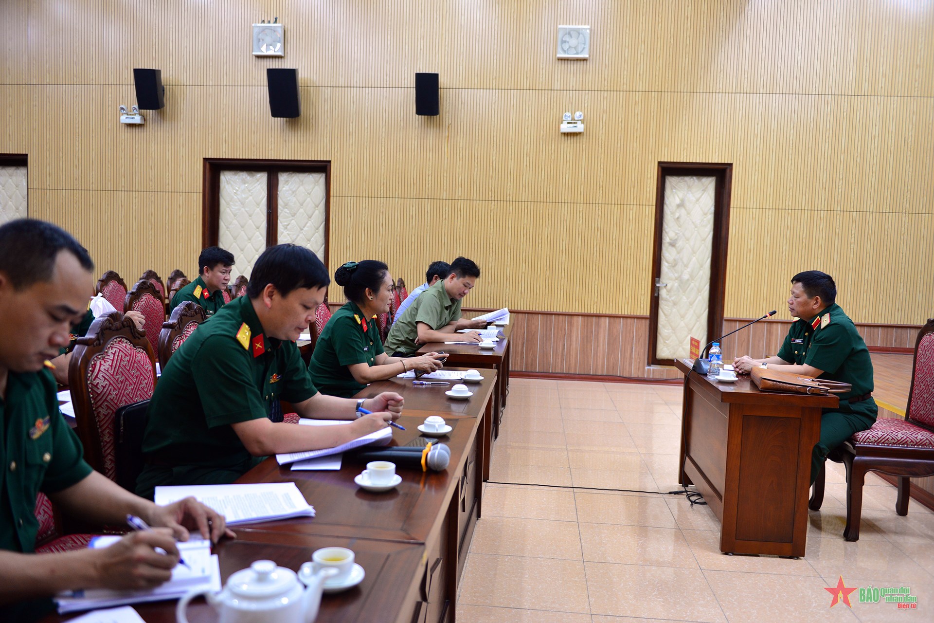  Các cơ quan, đơn vị trao đổi, thống nhất nhiệm vụ lập hồ sơ khoa học Di tích lịch sử Đường Hồ Chí Minh trên đất Lào.