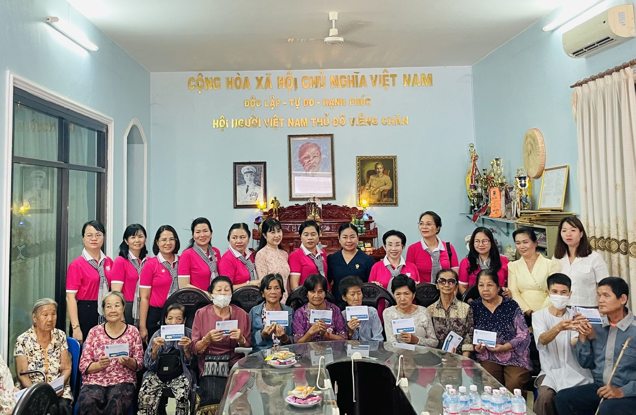 Hội Liên hiệp Phụ nữ TPHCM trao quà hỗ trợ kiều bào tại thủ đô Viêng Chăn