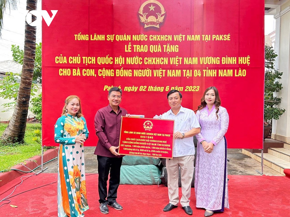 Trao quà của Chủ tịch Quốc hội cho bà con người Việt tại 4 tỉnh Nam Lào