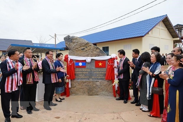 Viet Nam tai tro Lao hon 2,1 trieu USD xay truong trung hoc co so hinh anh 1