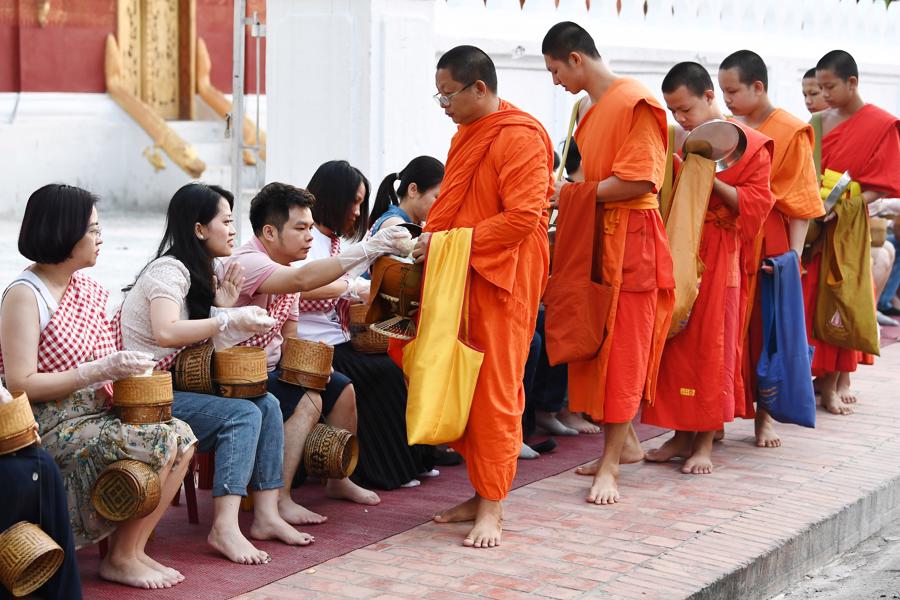 Nghi lễ khất thực là một truyền thống cổ xưa vẫn được lưu giữ đến ngày nay của Lào.