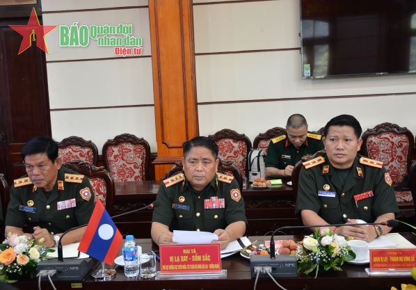 Đại tá Vilaxay Somsak phát biểu tại cuộc làm việc. 