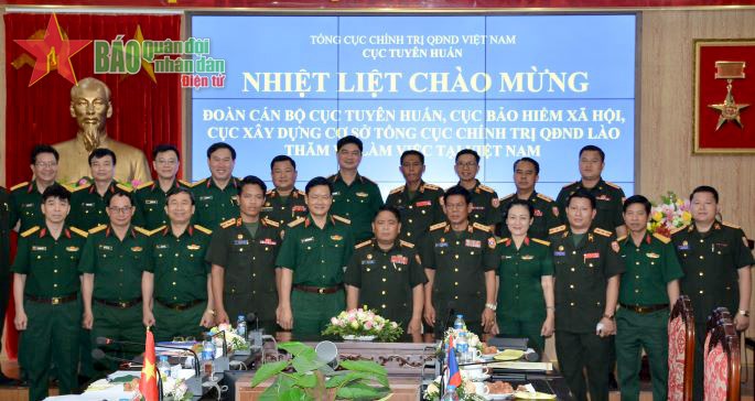 Hai đoàn chụp ảnh chung. 