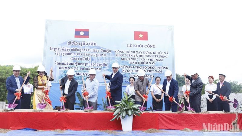 Các đại biểu làm lễ động thổ xây dựng công trình. (Ảnh: Hải Tiến)