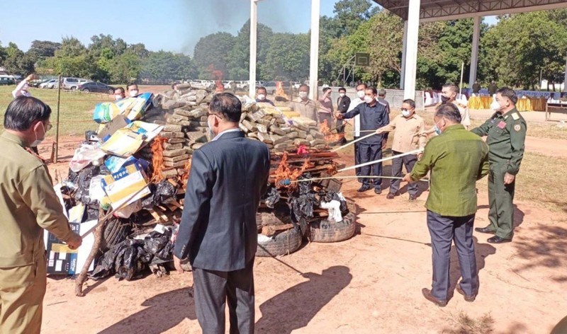 Lực lượng chức năng Lào tiêu hủy ma túy. Ảnh: Pasaxon