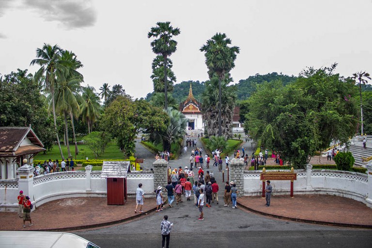 Hướng dẫn viên du lịch Trung Quốc bất hợp pháp tại Luang Prabang lấy đi cơ hội của người Lào