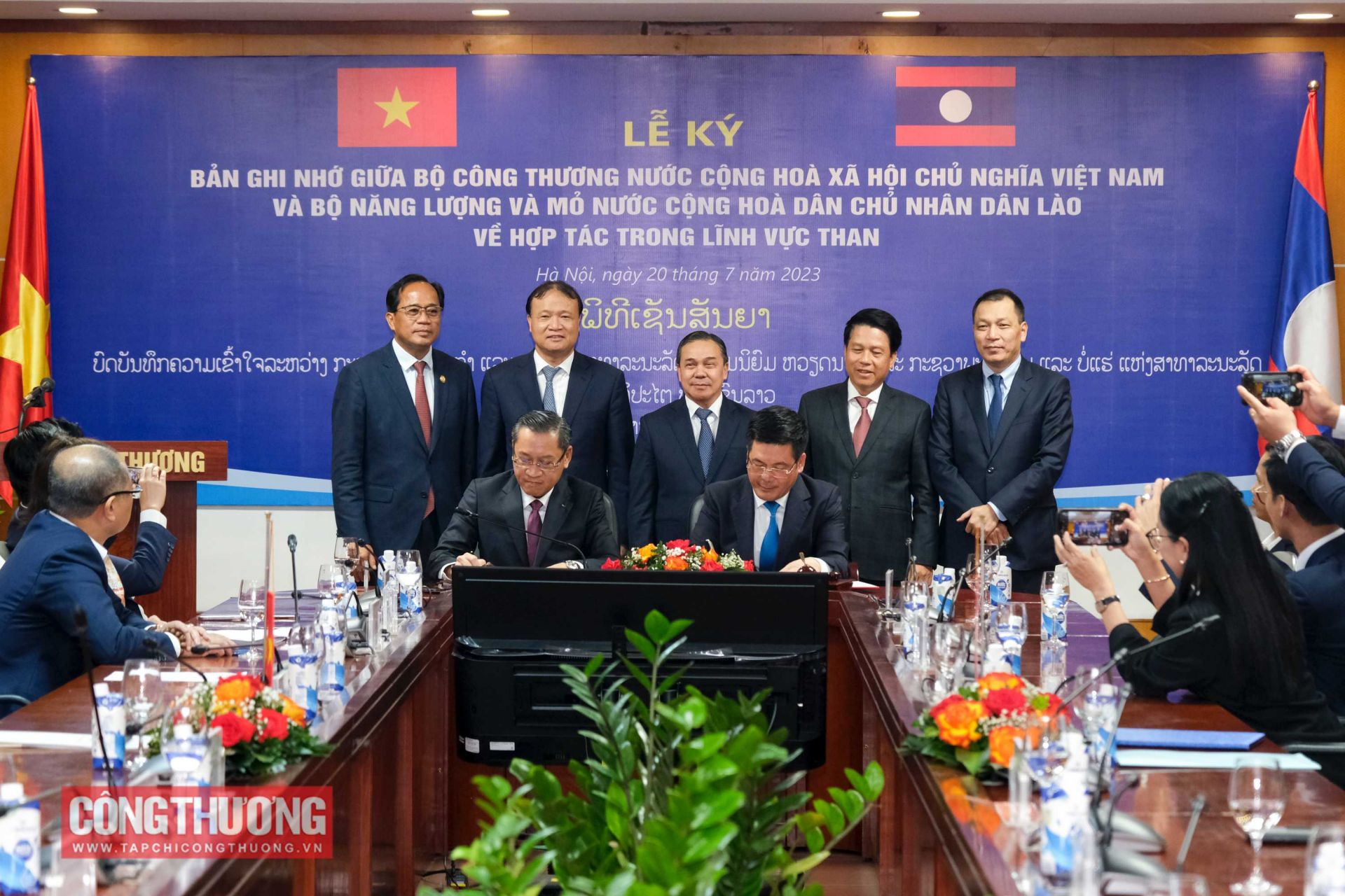 Hai Bộ trưởng ký và trao Bản ghi nhớ về hợp tác trong lĩnh vực than
