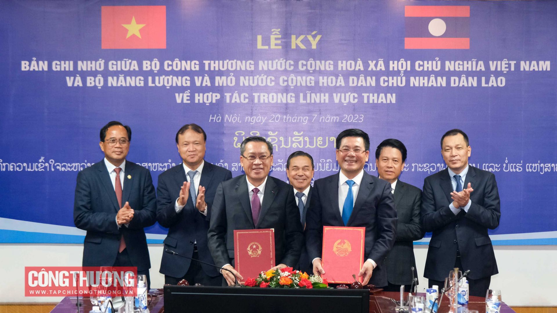 Hai Bộ trưởng ký và trao Bản ghi nhớ về hợp tác trong lĩnh vực than