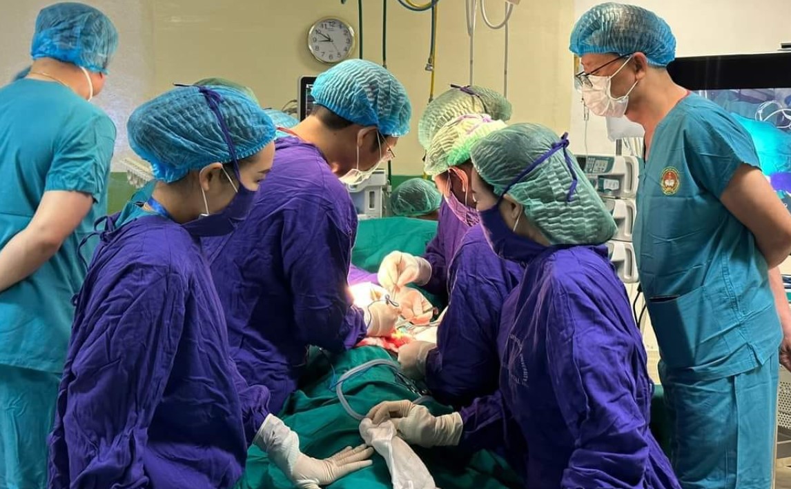 Chuyên gia quân y Việt Nam và Lào phối hợp phẫu thuật thay thận thành công