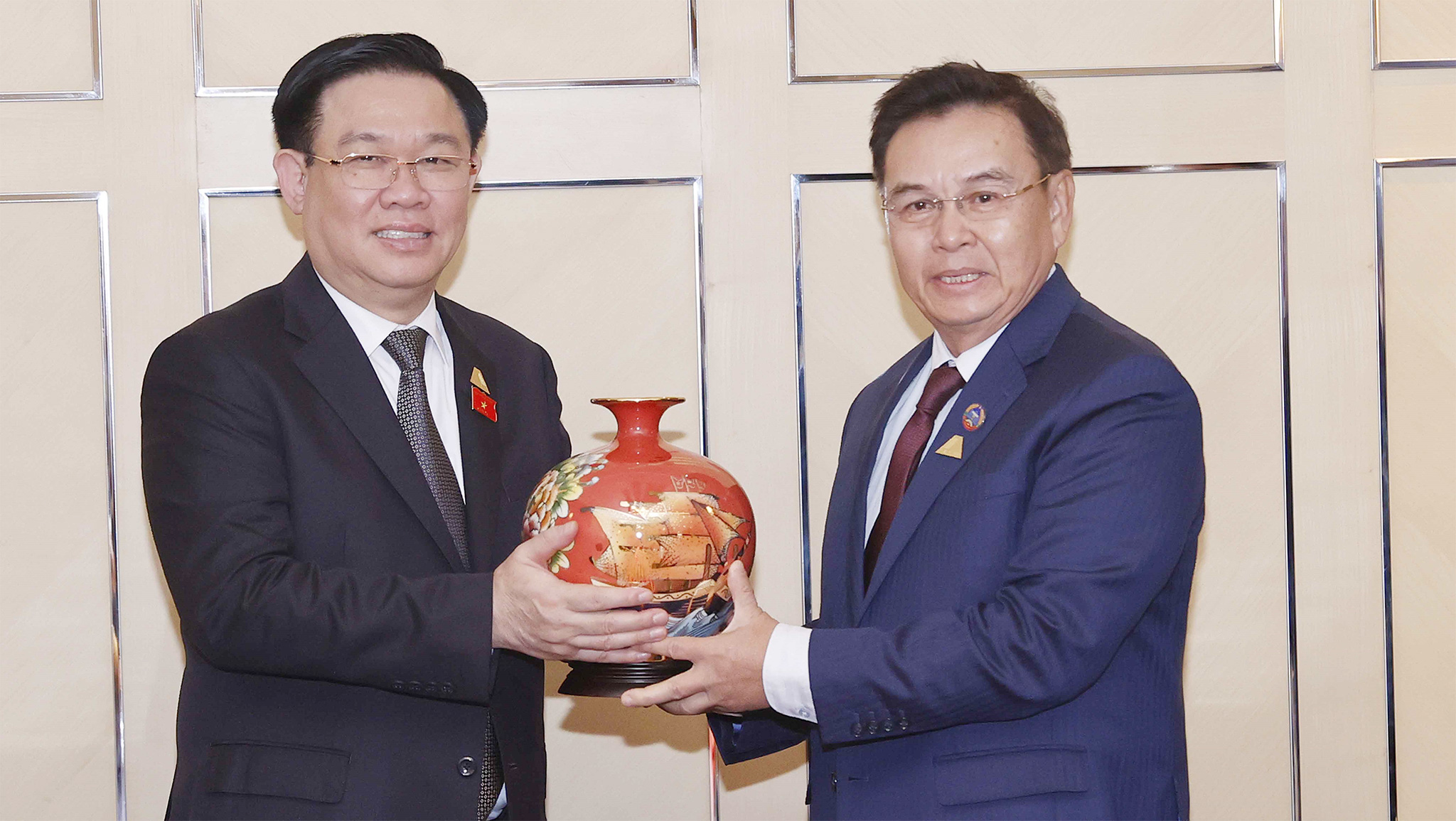 Chủ tịch Quốc hội Vương Đình Huệ gặp Chủ tịch Quốc hội Cộng hoà Dân chủ Nhân dân Lào -1