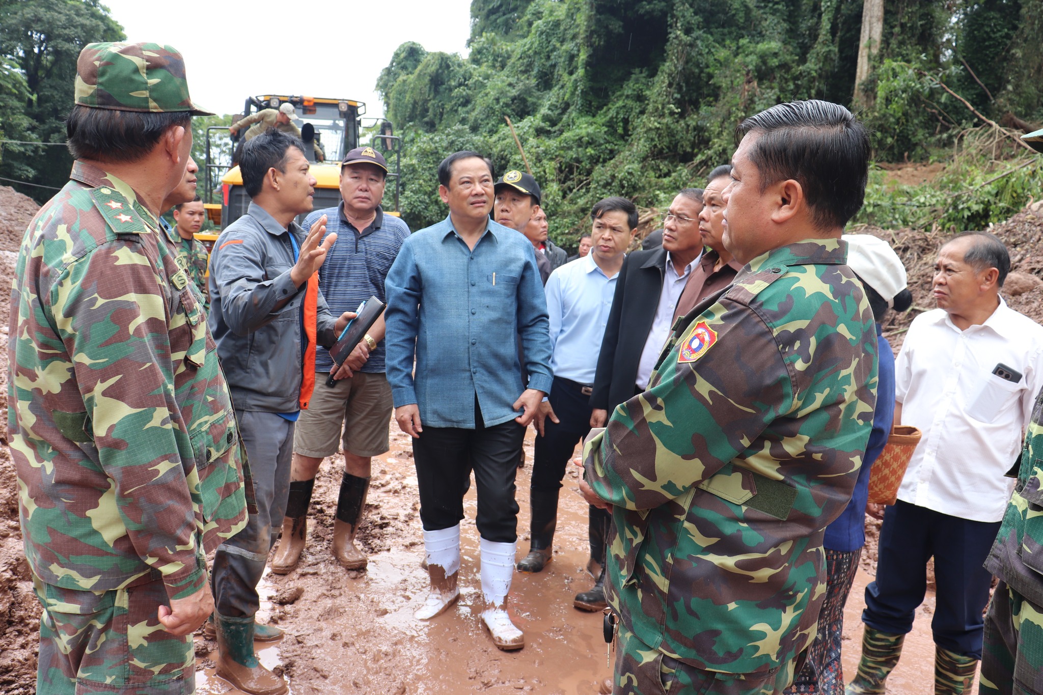 Thủ tướng Lào thị sát tình hình thiệt hại do thiên tai tại huyện Khounkham