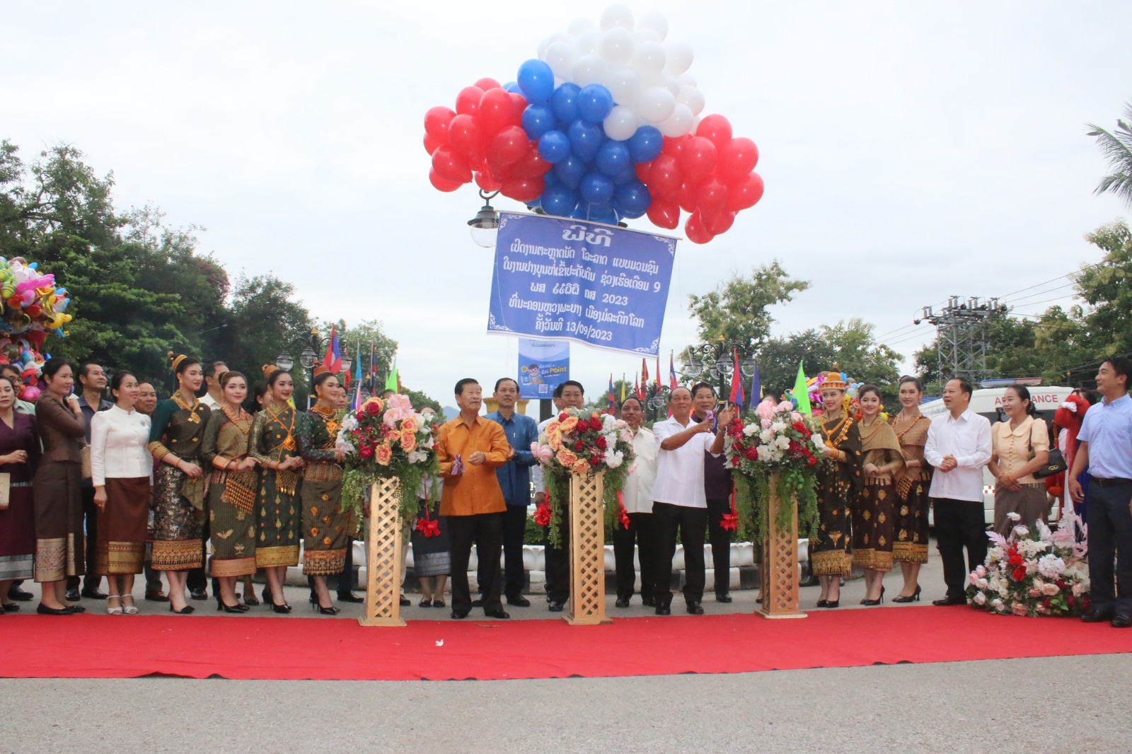 Đặc sắc hội đua thuyền và hội chợ tại Luang Prabang