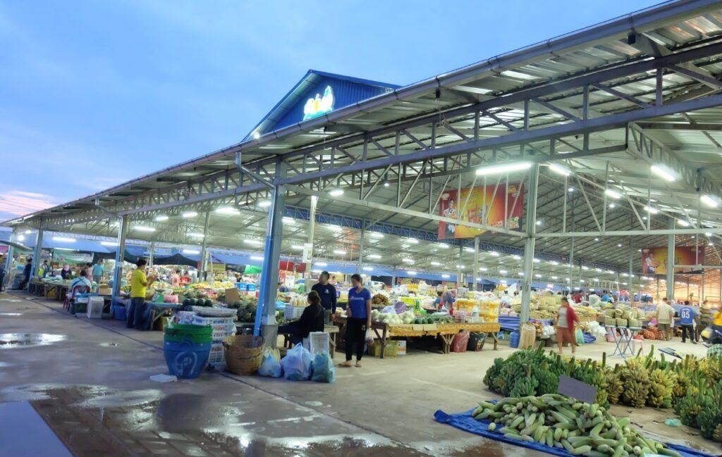 Bộ Công thương tổ chức phân phối hàng giảm giá tại thủ đô Viêng Chăn