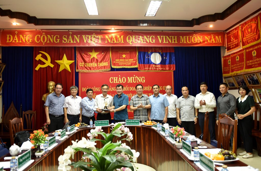 Đoàn công tác Đảng ủy Khối doanh nghiệp Trung ương thăm và làm việc tại công ty cao su Việt Lào