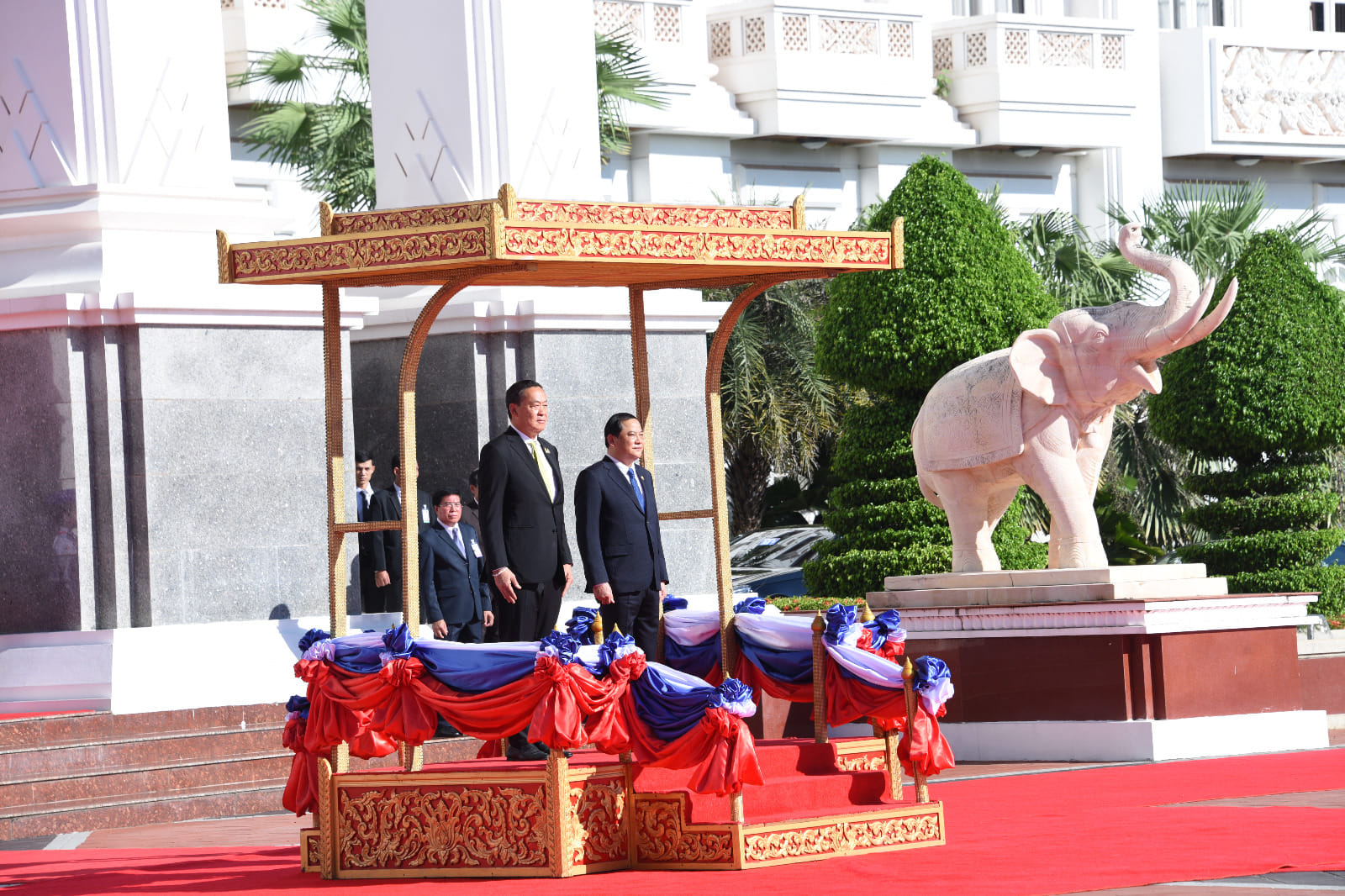 Thủ tướng Thái Lan thăm chính thức Lào