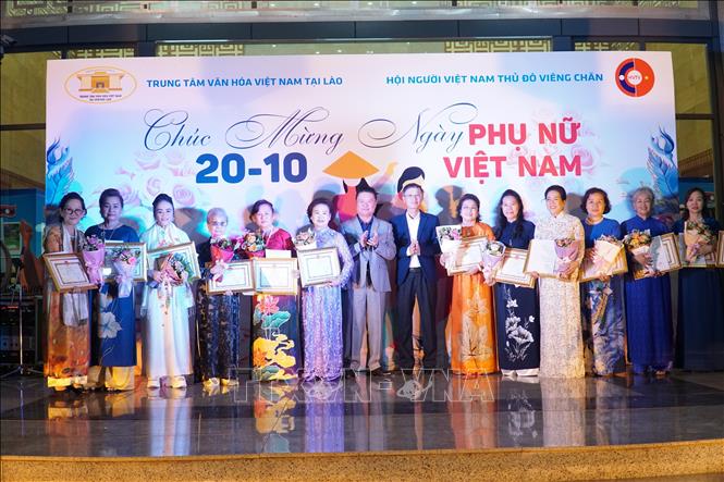 Nữ kiều bào tại Lào ‘giỏi việc nước, đảm việc nhà’