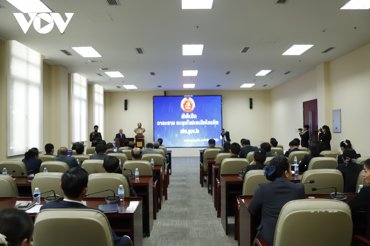 lao khai truong tap chi Dien tu alounmai qua tang cua viet nam hinh anh 2