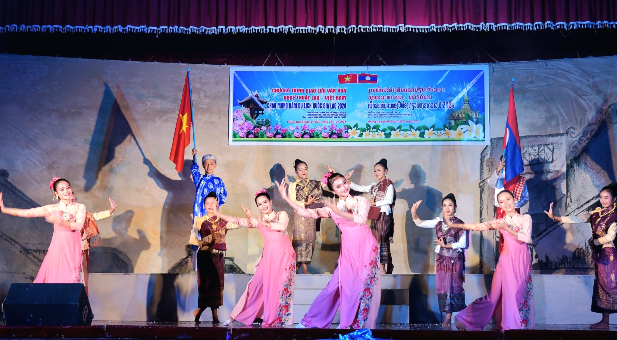 Tổ chức thành công chương trình giao lưu văn hóa nghệ thuật vun đắp mối quan hệ đặc biệt Việt Nam – Lào