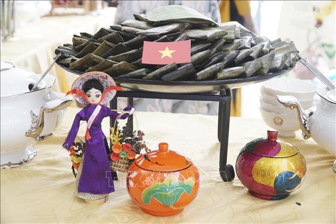 Giao lưu, quảng bá văn hóa Việt Nam với bạn bè quốc tế tại Lào