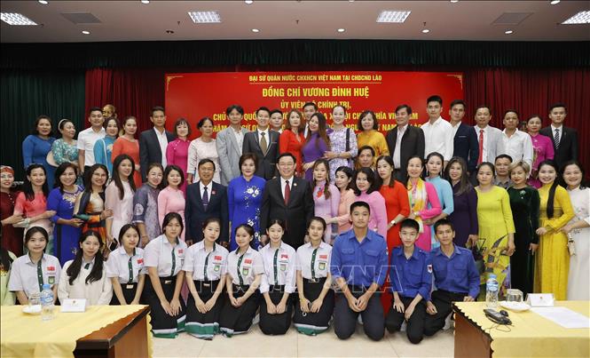 Chủ tịch Quốc hội Vương Đình Huệ gặp cộng đồng người Việt tại Lào
