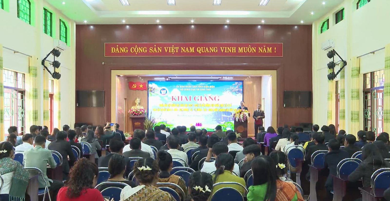 Đào tạo và bồi dưỡng tiếng Việt cho 62 cán bộ, học sinh nước bạn Lào