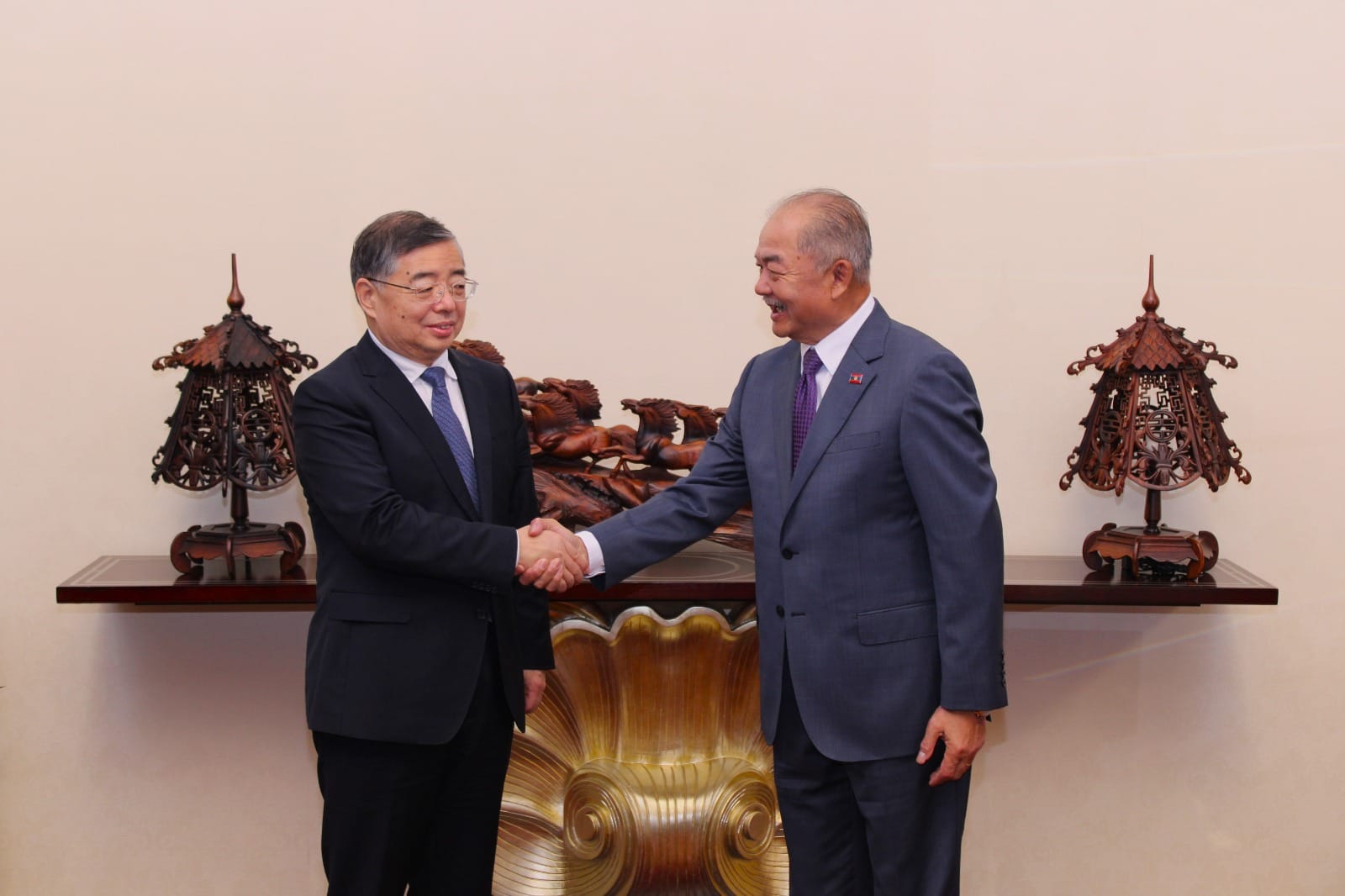 Trưởng ban tuyên giáo Trung ương Trung Quốc chào xã giao Phó Thủ tướng Lào