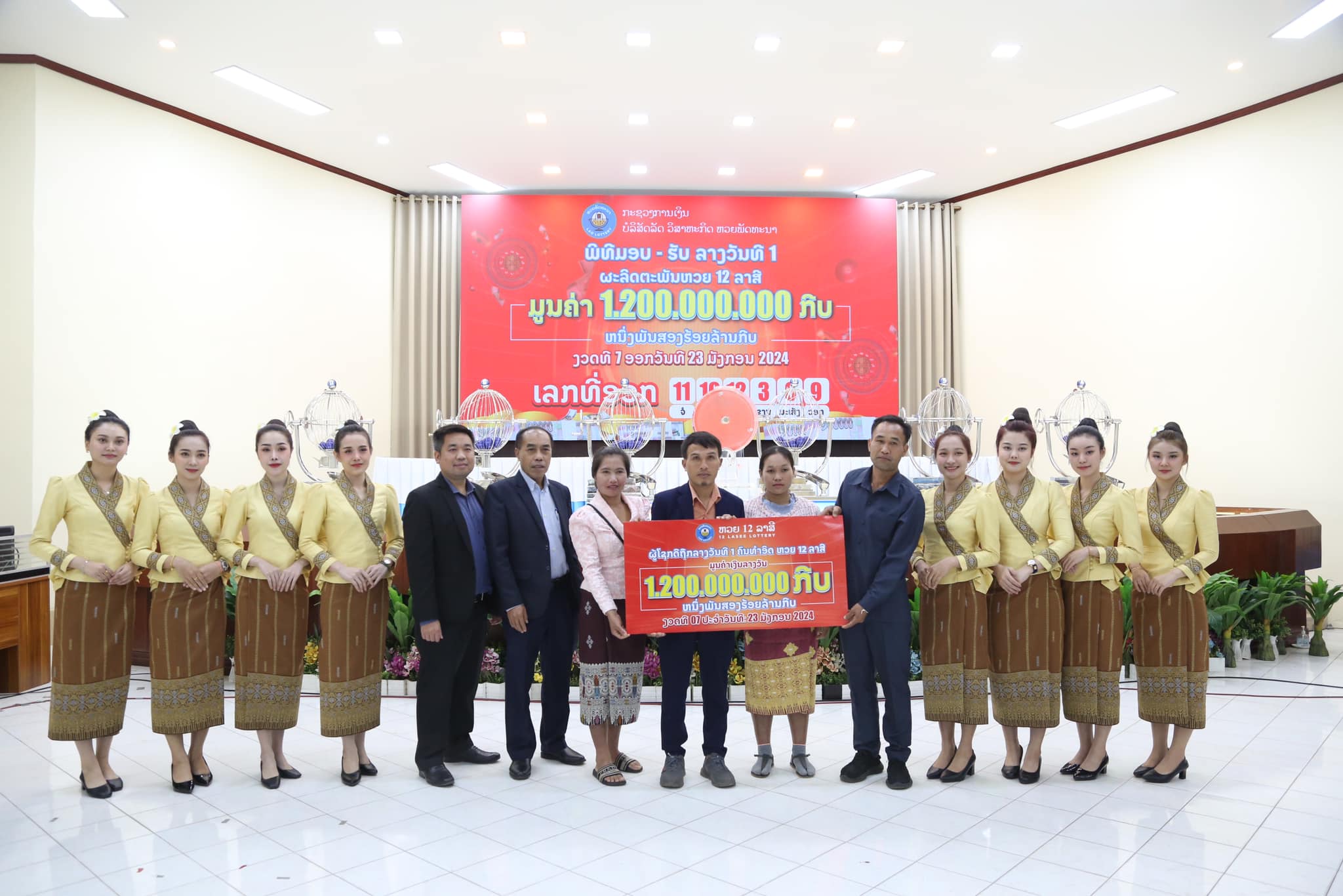 Hai người trúng 7.2 tỷ Kip xổ sô kiến thiết Lào