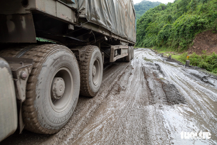 Chính phủ đồng ý xây dựng băng tải than 5,5km giữa biên giới Việt Nam - Lào- Ảnh 1. Đường Hồ Chí Minh nhánh tây hư hỏng do vận chuyển than từ Lào về Việt Nam - Ảnh: HOÀNG TÁO