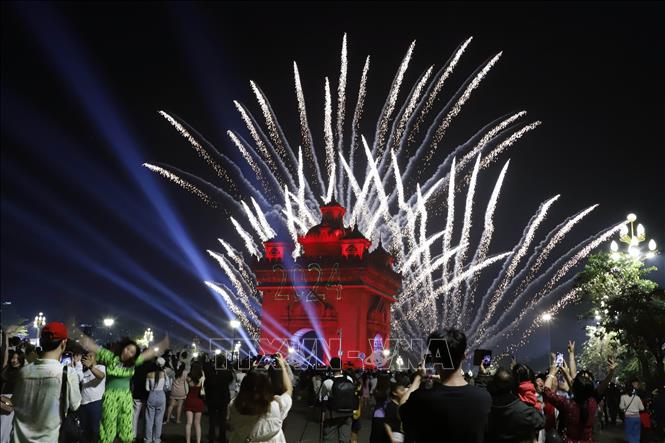 Rực rỡ pháo hoa chào mừng năm mới 2024 tại thủ đô Viêng Chăn, Lào