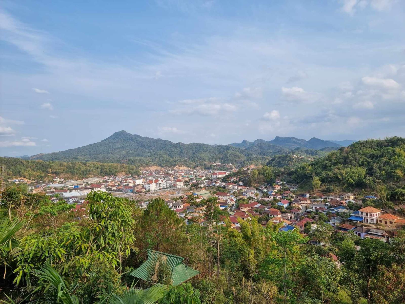 Bình yên tại Hủa Phăn, Lào