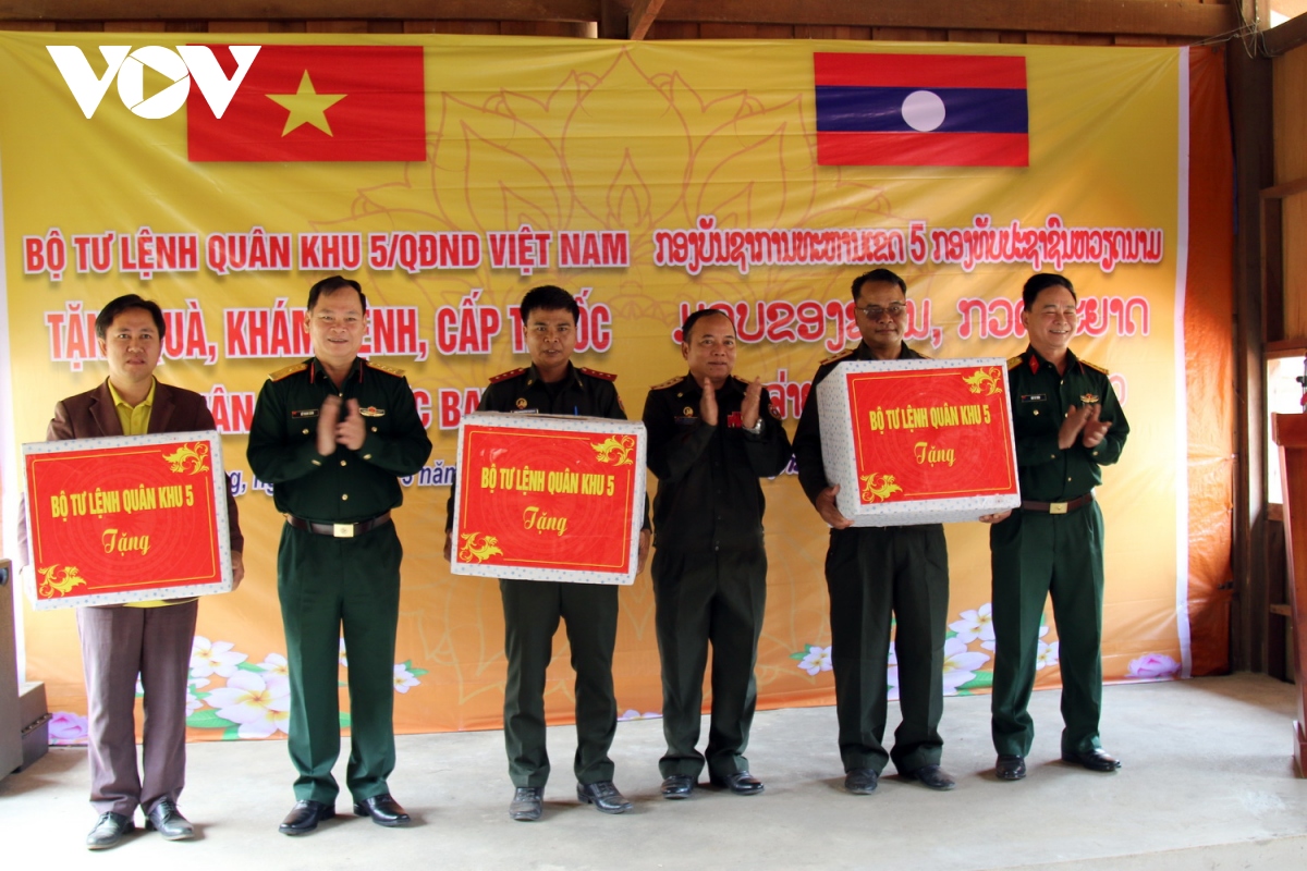 Đoàn công tác quân khu 5 tặng quà, khám bệnh miễn phí tại tỉnh sê kông, lào hình ảnh 1 Doan cong tac quan khu 5 tang qua, kham benh mien phi tai tinh se kong, lao hinh anh 1