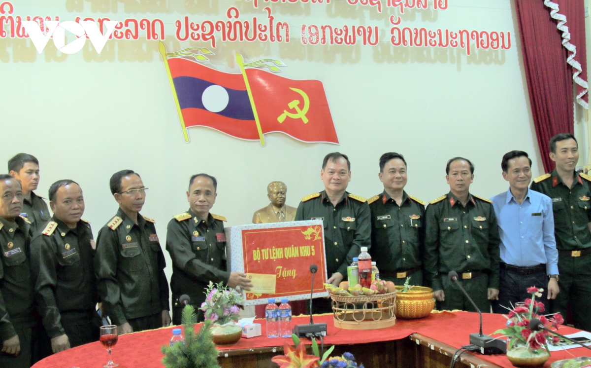 Đoàn công tác quân khu 5 tặng quà, khám bệnh miễn phí tại tỉnh sê kông, lào hình ảnh 3 Doan cong tac quan khu 5 tang qua, kham benh mien phi tai tinh se kong, lao hinh anh 3